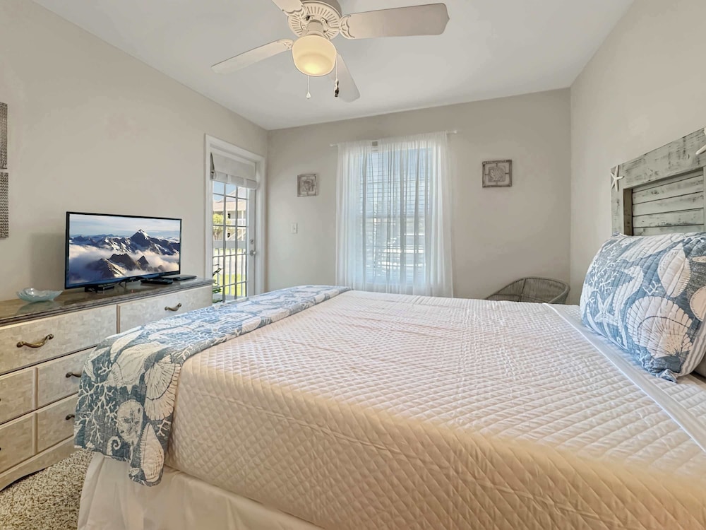 Coastal Retreat - Stay for 6!