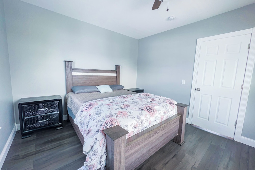 Large 6Br, 2Ba Close To Niagara Falls