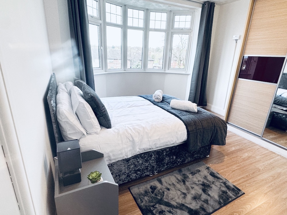 Impeccable 3-bed House in Nottingham Central view 3