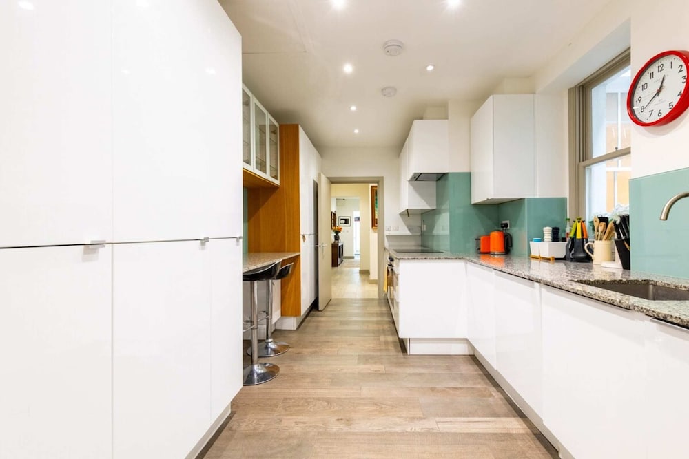 Elegant 2BD Flat 5 Mins to Kensington Gardens!