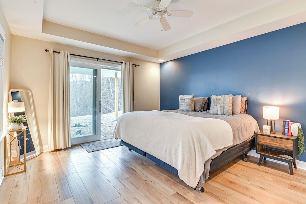 Mountain Views & Fire Pit: Sandgate Getaway
