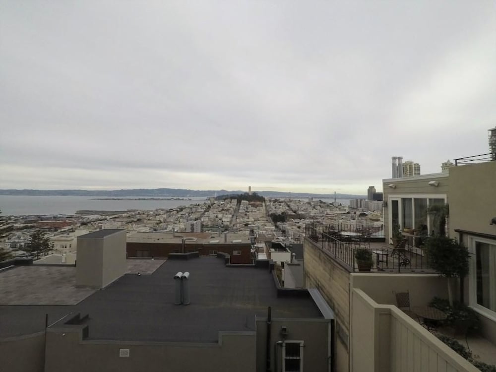 Russian Hill Vista Holiday - Image 3