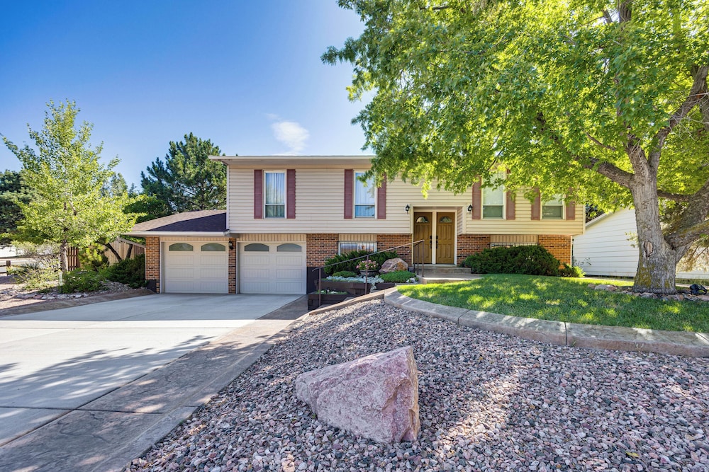 Hillside Place w/ Mountain Views ~ 8 Mi to Dtwn! view 3