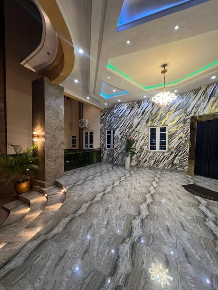 Leons Hotel and Suite
