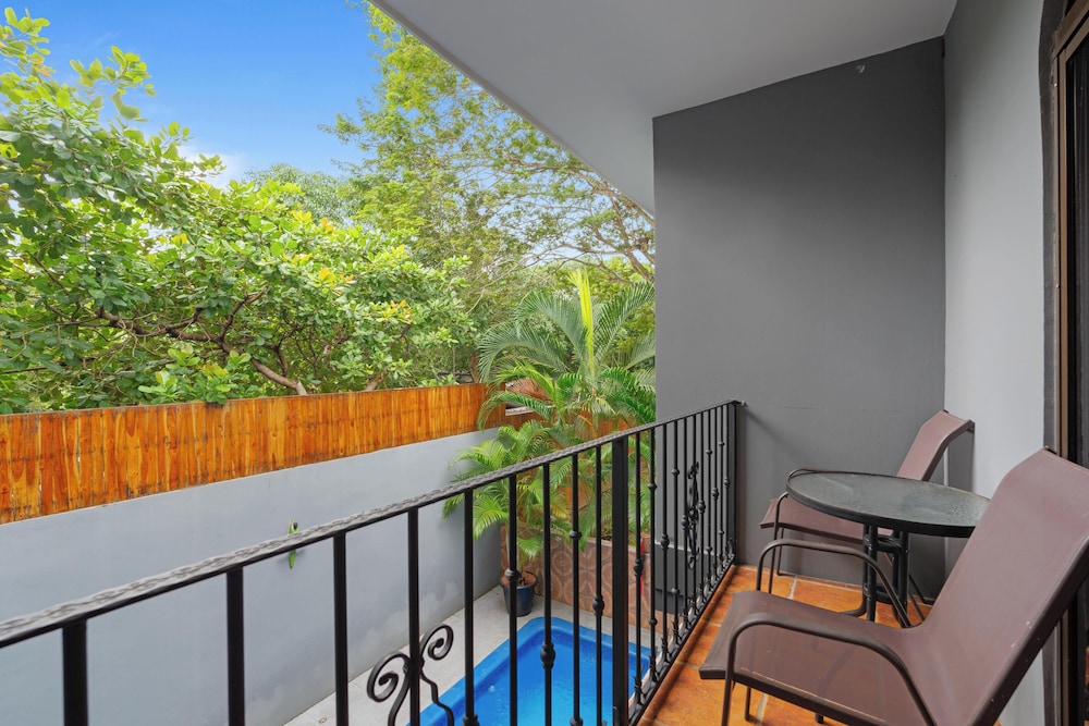 Suite 3 - Jaguar Beach & Pool 2 BR Condo