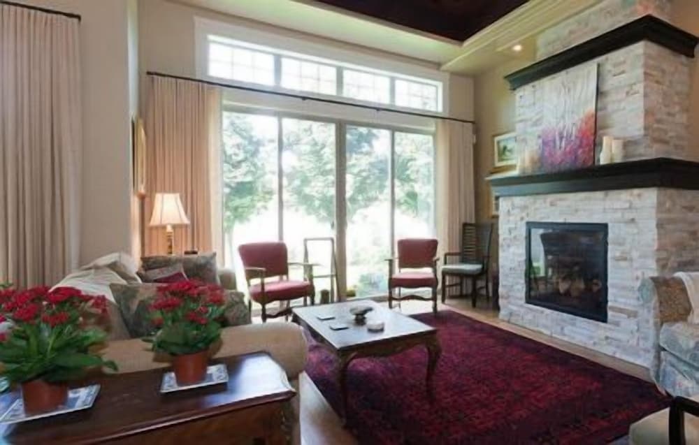 Vernon Vacations - OKeefe's Landing Bed  Breakfast - Property Image 2