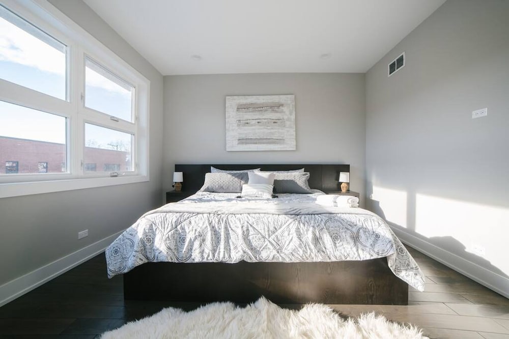 Magnificent NEW Home w 8 Beds Free Parking