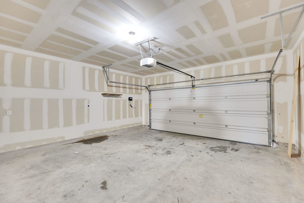 Luxury 4BR 2 5BA Home EV Charger Pool Access