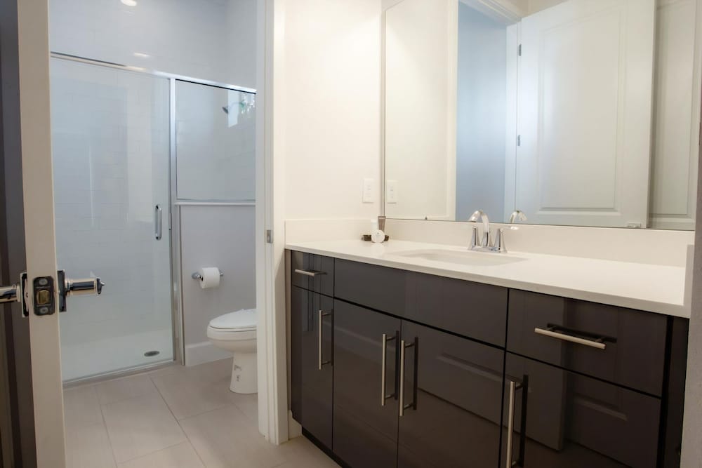 Townhome- 4Bd - Close To Parks Shops