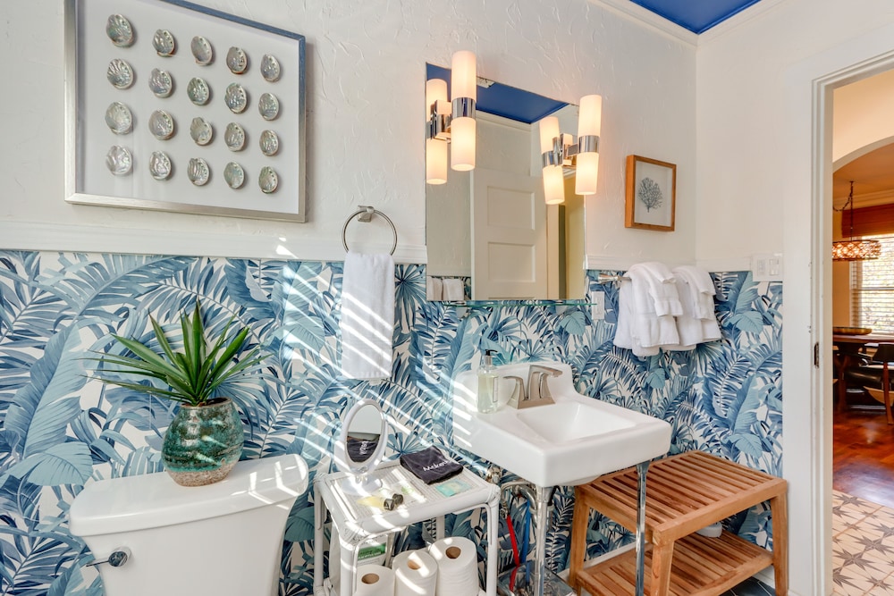 Chic Joplin Cottage w/ Patio < 3 Mi to Town!