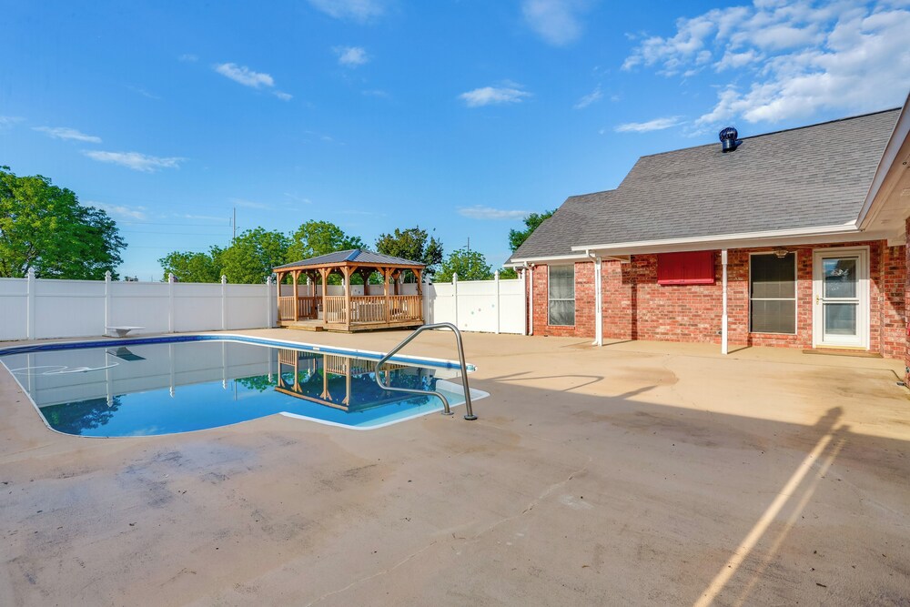 9 Mi to Lake Texoma: Calera Escape w/ Gazebo!