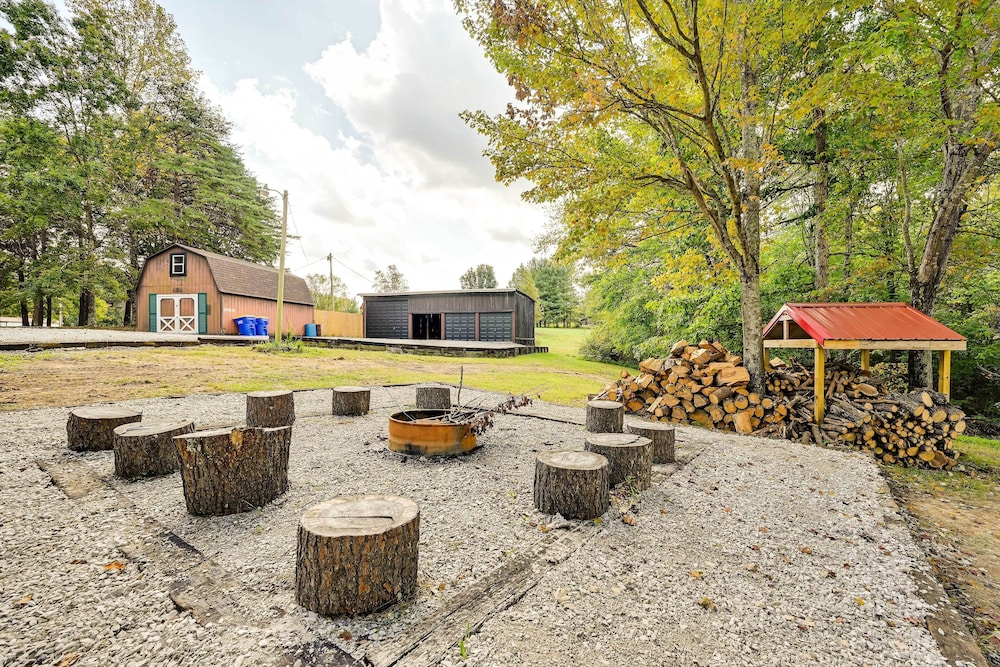 Mammoth Cave Cabin w/ Fire Pit - 3 Mi to Lake! view 3