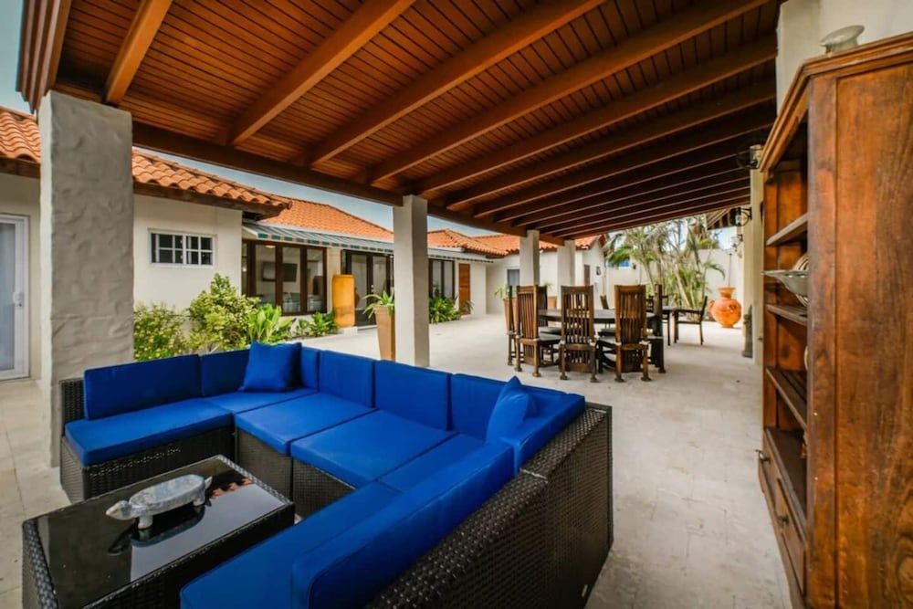 Blue Makini Villa in Noord