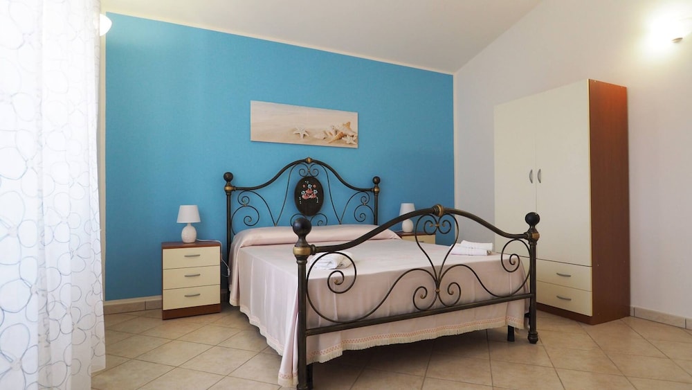 Villetta Nonno Seba Sleeps 4 Just a few Metres From the sea
