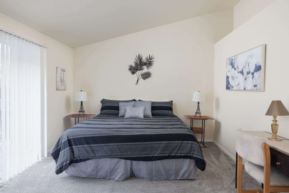 Rock Bluff Retreat - Home for 6!