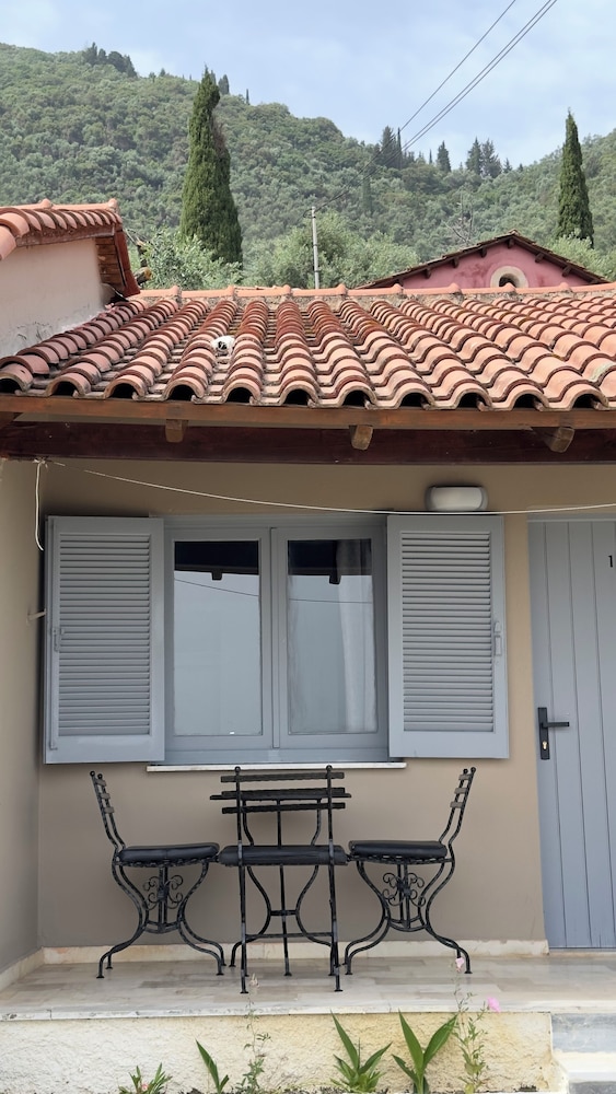 Olga's Sea View Studios -500m from Ipsos