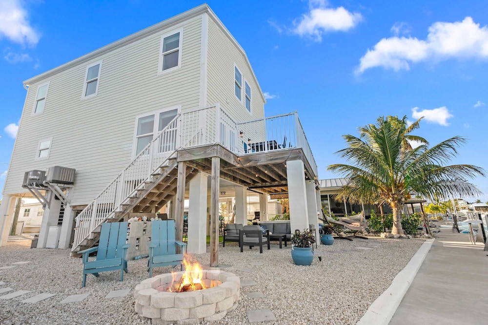 Mermaid Manor Waterfront Haven w Hot Tub Dock