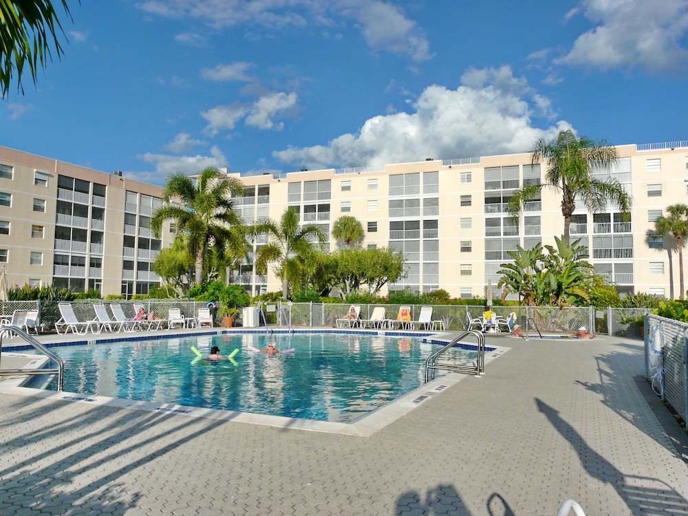 Coastal Style Condo With Pool, spa and Steps to Beach