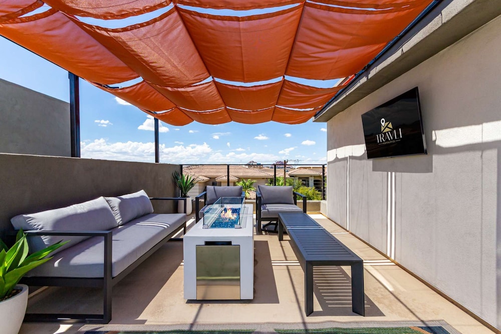 Papago Lux Townhouse 4level Oasis w Rooftop Lounge