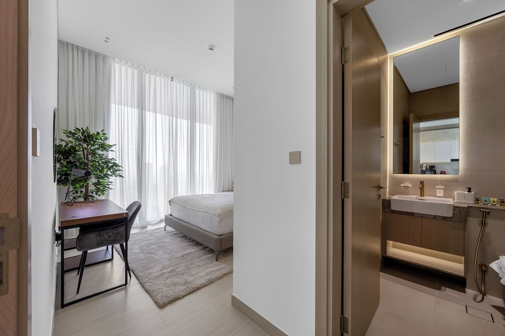 Chic 1BR Retreat with Pool & Balcony JVC