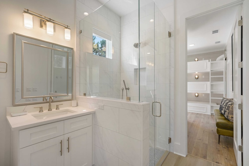 7 Bedroom Serentiy Sands Cottage with Heated Pool and Spa