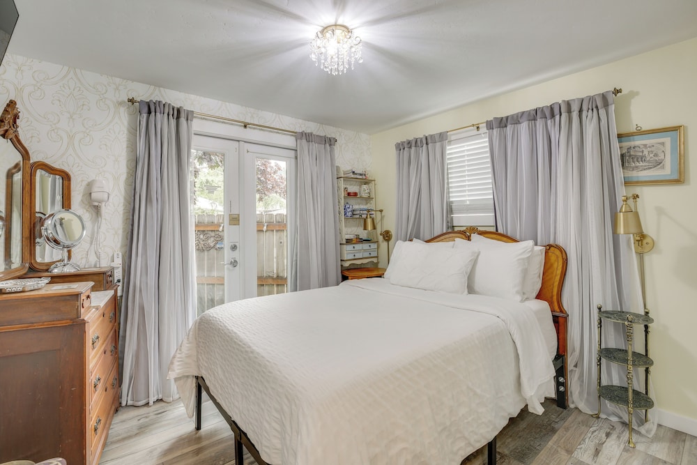 Hot Tub & Fenced Yard: Cozy Cottage Grove Home