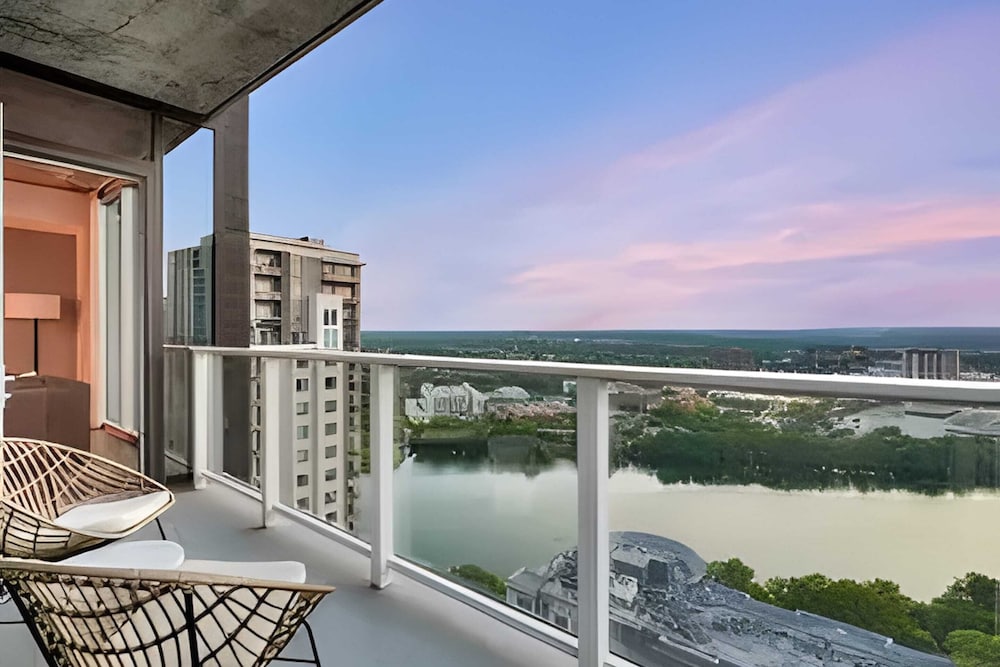 The Emma Penthouse: Modern 2BR Condo, Steps From Rainey St. & Lady Bird Lake