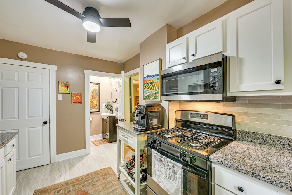 3 Mi to Frick Park: Artsy, Urban Retreat w/ Deck