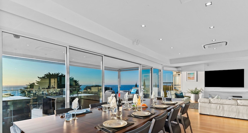 Hillside Luxe With Spa Bay Views - Image 4