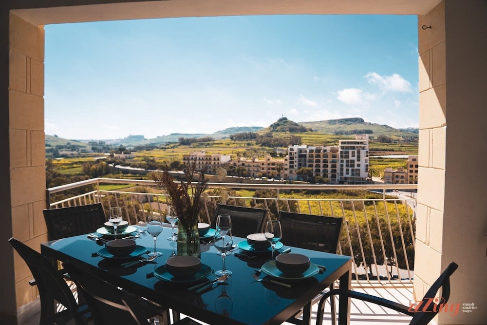 Glamorous Apartment With Panoramic Green Views view 5