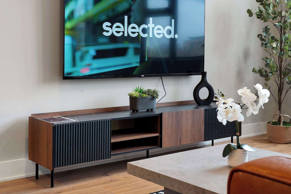 Edgewater Gem Stylish 2BR Apartment Near Lake
