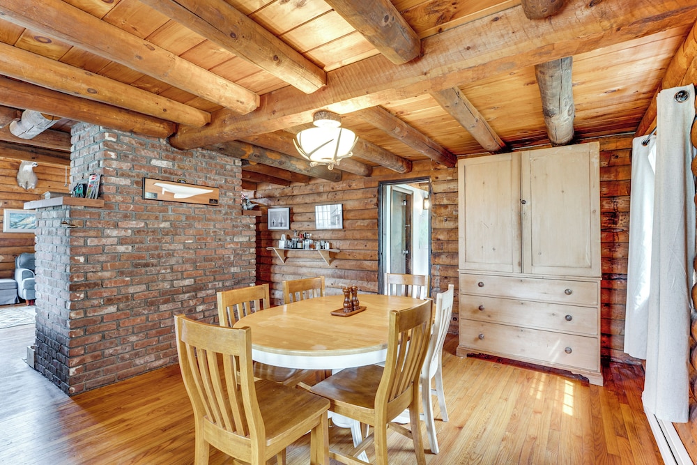 2 Mi to Lake Willoughby: Peaceful Log Cabin!