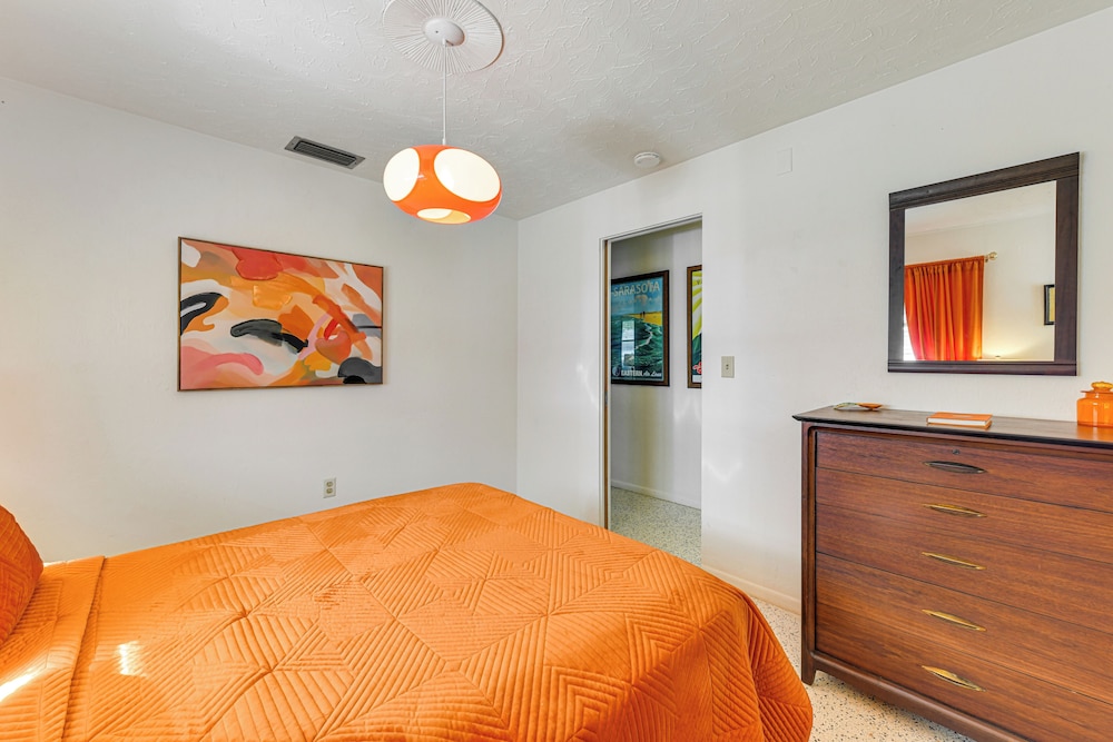 Lanai & Pet Friendly! Retro-chic Sarasota Home!