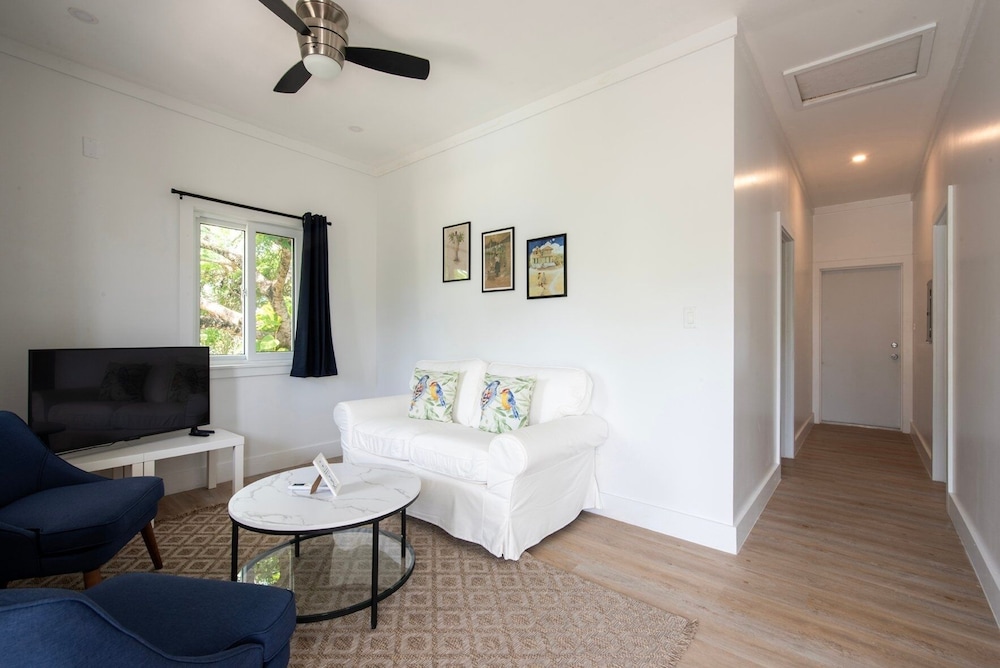 Laughing Bird Studio #7 - Brand New Stylish Apartment, Pool, Bea 1 Bedroom Condo, photo 20
