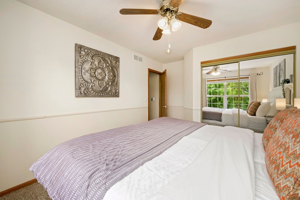 Shady Grove 4 King Beds, Dog Run & Outdoor Fun