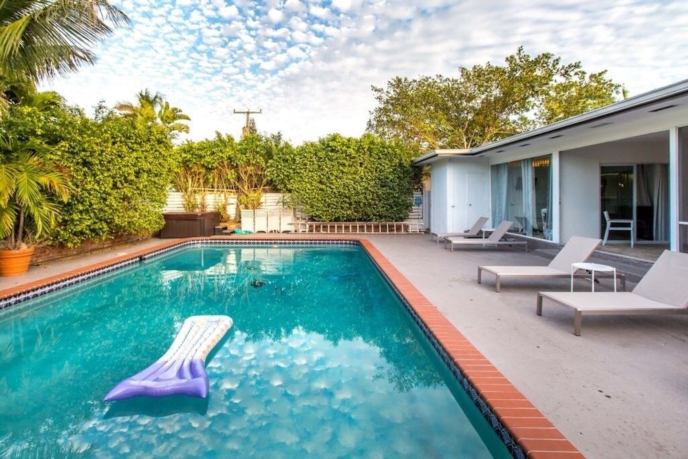 Chateau Hollywood Luxury Home W Private Pool - Sleeps 10 7 Bedroom Villa by Redawning - Image 2