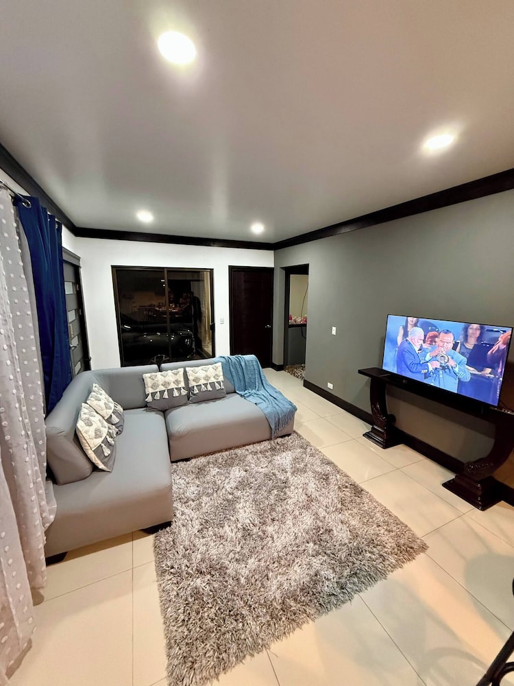 Fully Equipped 3 Beds 2 Cars 20-min Airport