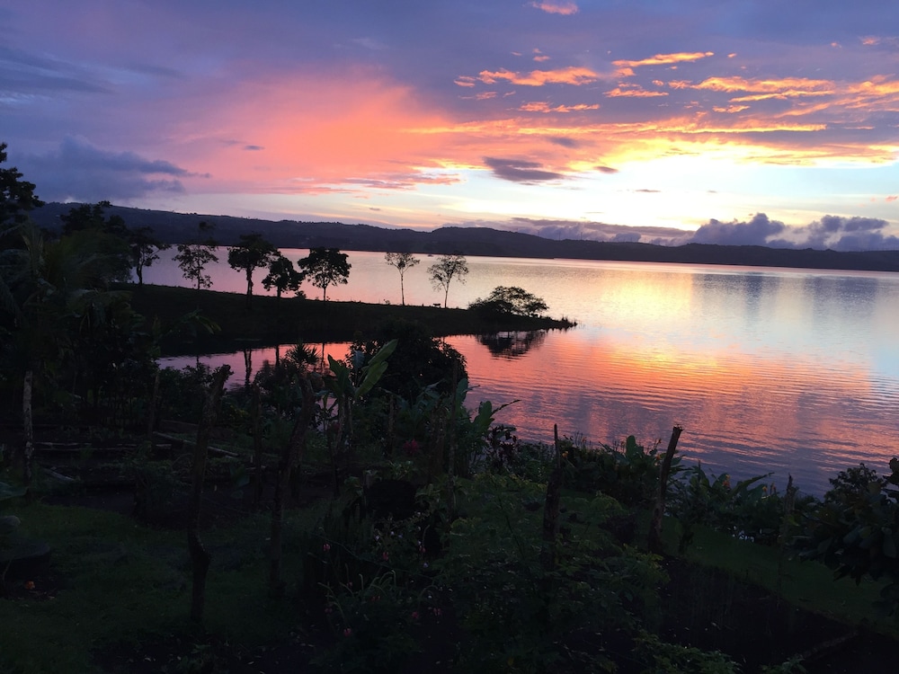 BlueBay Bugenvil Lake Lodge