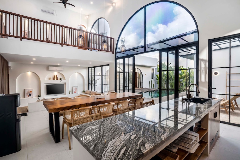 Casa Copper by Alfred in Bali - Tropical Luxury 3BR Pool Villa in the Heart Canggu
