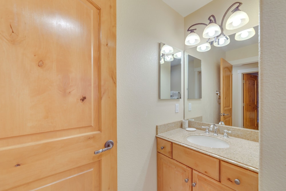 Central Townhome < 1 Mi to The Village at Mammoth!