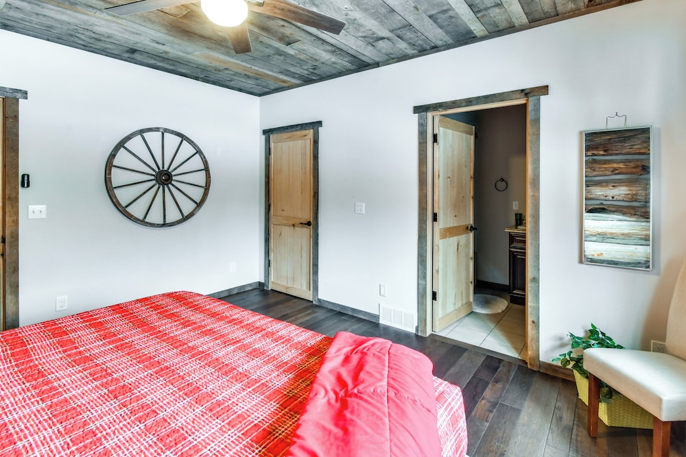 Perfect for Families: Custom-built Harrison Cabin!