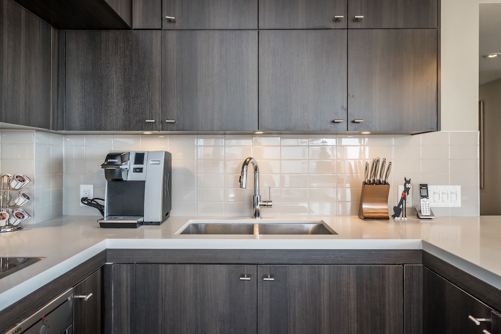 QuickStay - Premium 2bdrm in Yorkville (Yonge & Bloor)