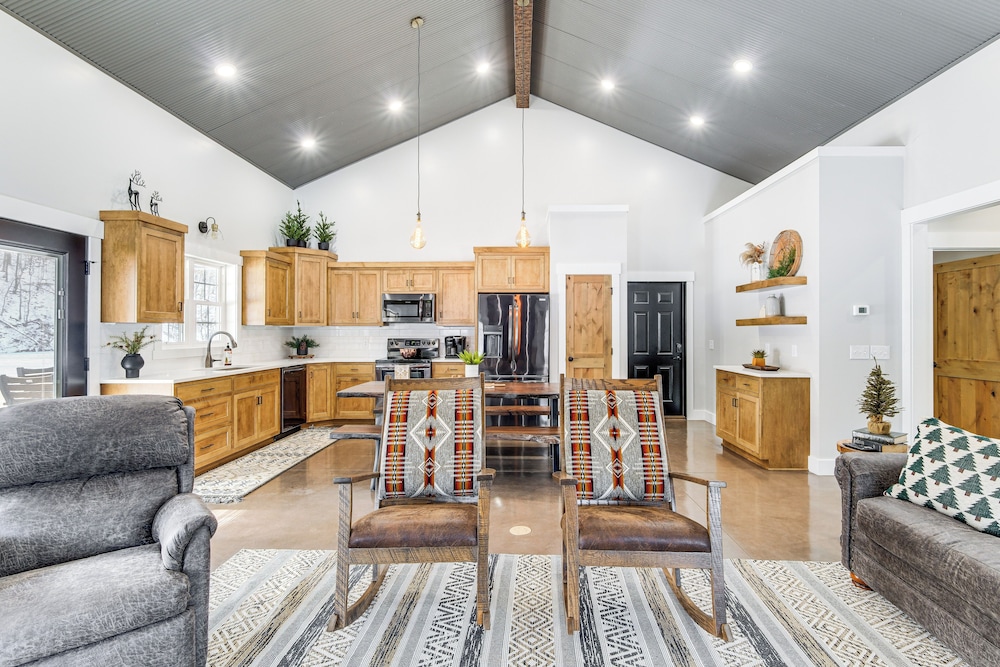 Family Retreat w/ Fire Pit & Yard in Mineral City