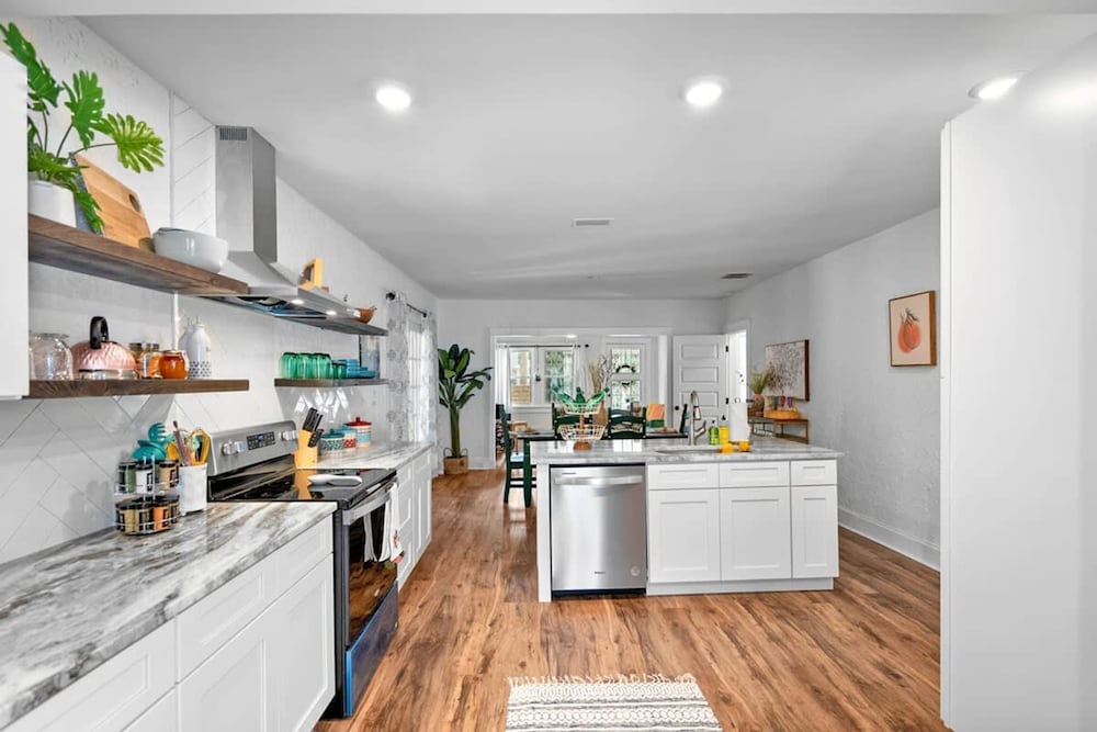 Newly Renovated Whimsical Cottage 2 Beds Hot Tub