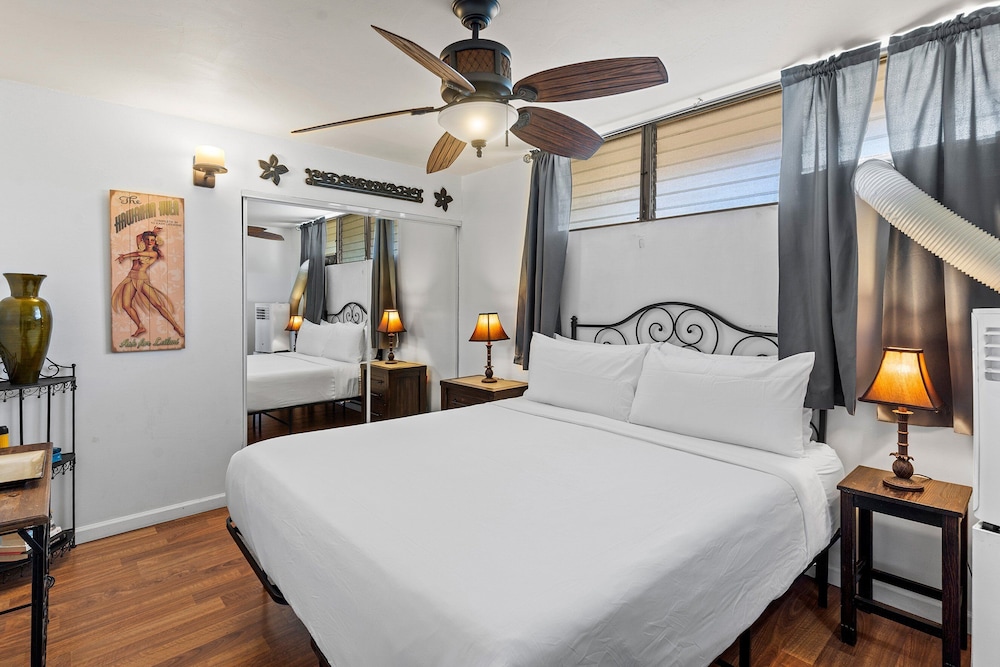 Kalama Terrace P-307 - 3rd-floor Walkup, 7 min Walk to Charley Young Beach, AC!