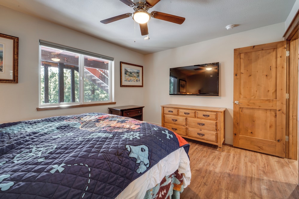 Near Downhill Ski Resort! Hot Tub Haven in Truckee