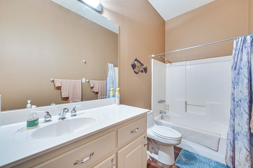 Boat Dock & Hot Tub: Waterfront Home in Milam!