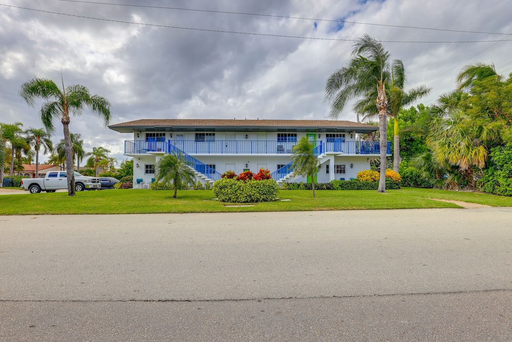 Upscale Condo - 2 Blocks to Riviera Beach! view 3