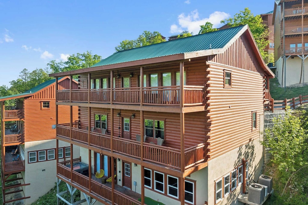 Smoky Ridge by Avantstay Renovated Cabin w/ Indoor Pool Game Room + Theater