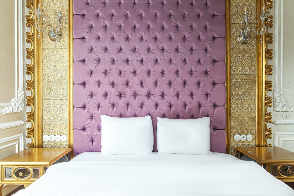Hotel Room in Historic Mansion in Beylerbeyi